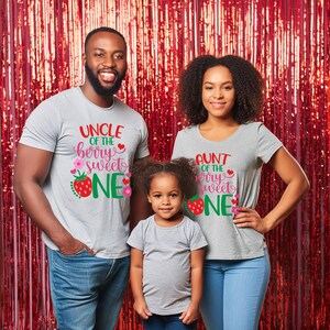 Puede incluir: Una familia de tres personas con camisetas grises a juego con un gr&aacute;fico de fresa y el texto "T&iacute;o del peque&ntilde;o dulce" y "T&iacute;a del peque&ntilde;o dulce".