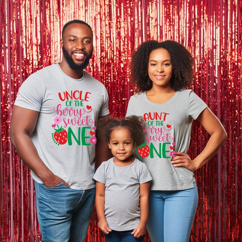 Puede incluir: Una familia de tres personas con camisetas grises a juego con un gr&aacute;fico de fresa y el texto "T&iacute;o del peque&ntilde;o dulce" y "T&iacute;a del peque&ntilde;o dulce".