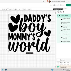 Pu&ograve; includere: Design in bianco e nero per un adesivo in vinile o un trasferimento da stirare. Il design dice "Daddy's Boy Mommy's World" con tre cuori.
