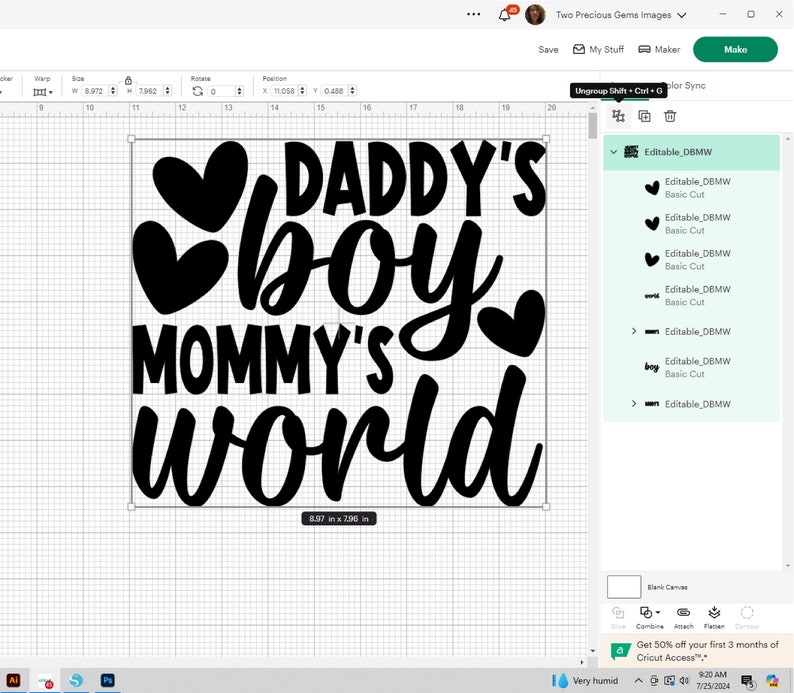 Pu&ograve; includere: Design in bianco e nero per un adesivo in vinile o un trasferimento da stirare. Il design dice "Daddy's Boy Mommy's World" con tre cuori.