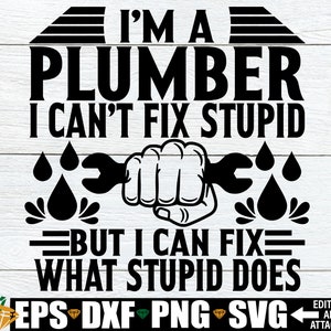 Ik ben een loodgieter die ik niet dom kan repareren, maar ik kan repareren wat dom doet, loodgieter shirt SVG, cadeau voor loodgieter, loodgieter SVG, grappige loodgieter SVG PNG