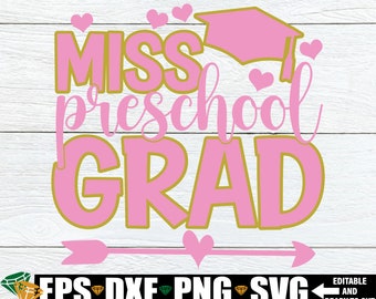Puede incluir: Diseño gráfico rosa y dorado con las palabras "MISS preschool GRAD" y un birrete. El diseño incluye corazones y una flecha. La parte inferior de la imagen muestra opciones de tipo de archivo: EPS, DXX, PNG y SVG.