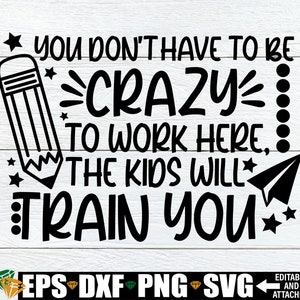 Je hoeft niet gek te zijn om hier te werken, de kinderen zullen je trainen, Funny Teacher SVG, Funny Lunch Lady SVG, Funny Teacher Shirt SVG, Para SVG