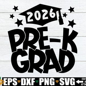 Può includere: Design grafico nero per Pre-K Grad 2026, con cappello di laurea e stelle. Il design include le parole "PRE-K GRAD" in grassetto, adatto per progetti e creazioni a tema laurea.