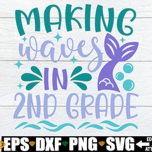 Op de afbeelding: Een tealblauw en paars grafisch ontwerp met de tekst "Making waves in 2nd grade" en een zeemeerminstaart. Het ontwerp is op een witte houten achtergrond.