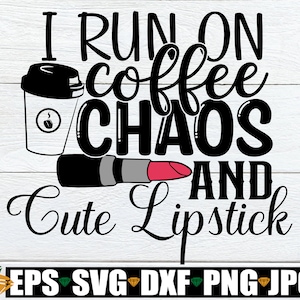 Je cours avec du café Chaos et du rouge à lèvres mignon. Je cours avec du café et un svg chemise chaos. Svg de rouge à lèvres. My Chaotic Life.Adepte du maquillage.Café et rouge à lèvres