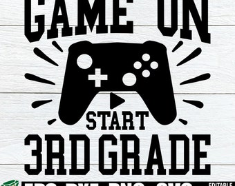 Può includere: Grafica in bianco e nero con il testo "Game On Start 3rd Grade" e un controller di videogiochi stilizzato con un segno più e un pulsante di riproduzione.