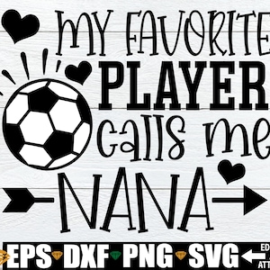 Op de afbeelding: Zwart-wit grafisch ontwerp met een voetbal, een hart en de tekst "Mijn favoriete speler noemt me Oma".