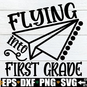 Vliegen in het eerste leerjaar, eerste leerjaar svg, terug naar school svg, eerste leerjaar shirt SVG, eerste leerjaar opstrijkbare PNG, eerste leerjaar gesneden bestand