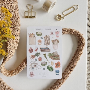 Könnte beinhalten: Ein Bogen Sticker mit Illustrationen verschiedener Lebensmittel, darunter Gemüse, Obst, Brot und ein Glas Saft. Die Sticker sind mit "Farmers Market" und "Opal & Fern" beschriftet.