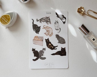Könnte beinhalten: Ein Bogen mit Katzenaufklebern mit verschiedenen Katzenillustrationen in verschiedenen Posen und Farben. Auf dem Bogen steht oben der Text "Cats". Eine kleine Discokugel, eine goldene Büroklammer mit einer Blume und eine Parfümflasche sind ebenfalls zu sehen.