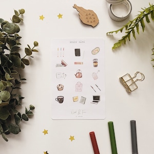 Puede incluir: Una hoja de pegatinas con ilustraciones de elementos esenciales para una cita de estudio, que incluyen un portátil, café, un muffin y una tetera. Las pegatinas son blancas con contornos negros y tienen un fondo rosa claro. El texto "Study Date" está en la parte superior de la hoja, y el texto "Opal & Tom" está en la parte inferior.