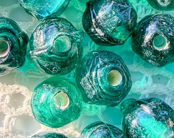 Perles japonaises vintage en verre soufflé vert émeraude creux | Fournitures artisanales du milieu du siècle (neuves d'époque)