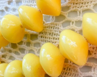 Perles vintage tchèques en verre opaque jaune en forme de soucoupe | Perles d'espacement en forme de disque OVNI couleur caramel citron (NOS)