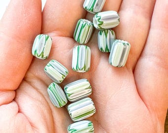 Perles de commerce amérindiennes à rayures vertes et blanches à chevrons vintage