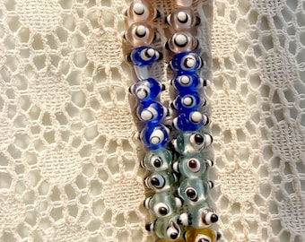 Perles vintage japonaises en verre filé à la flamme, motif yeux de moufette, verre d'art du milieu du siècle, en rangées complètes