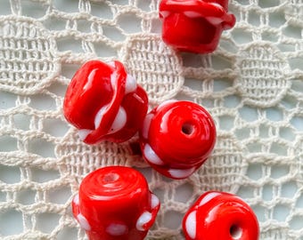 Perles vénitiennes anciennes en forme de serpent à sonnette | XIXe siècle, décor au chalumeau rouge et blanc ondulé (5 pièces)