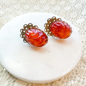 Vintage geschnitzte Lucite Ohrclips: Faux Karneol Grandmacore Schmuck