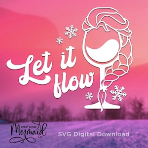 Op de afbeelding: Wit SVG-snijbestand ontwerp van een wijnglas met een vlecht haar dat uit de bovenkant van het glas komt. De tekst "Let it flow" is geschreven in een cursief lettertype. Het ontwerp is geplaatst tegen een roze en paarse ombre achtergrond met sneeuwvlokken.