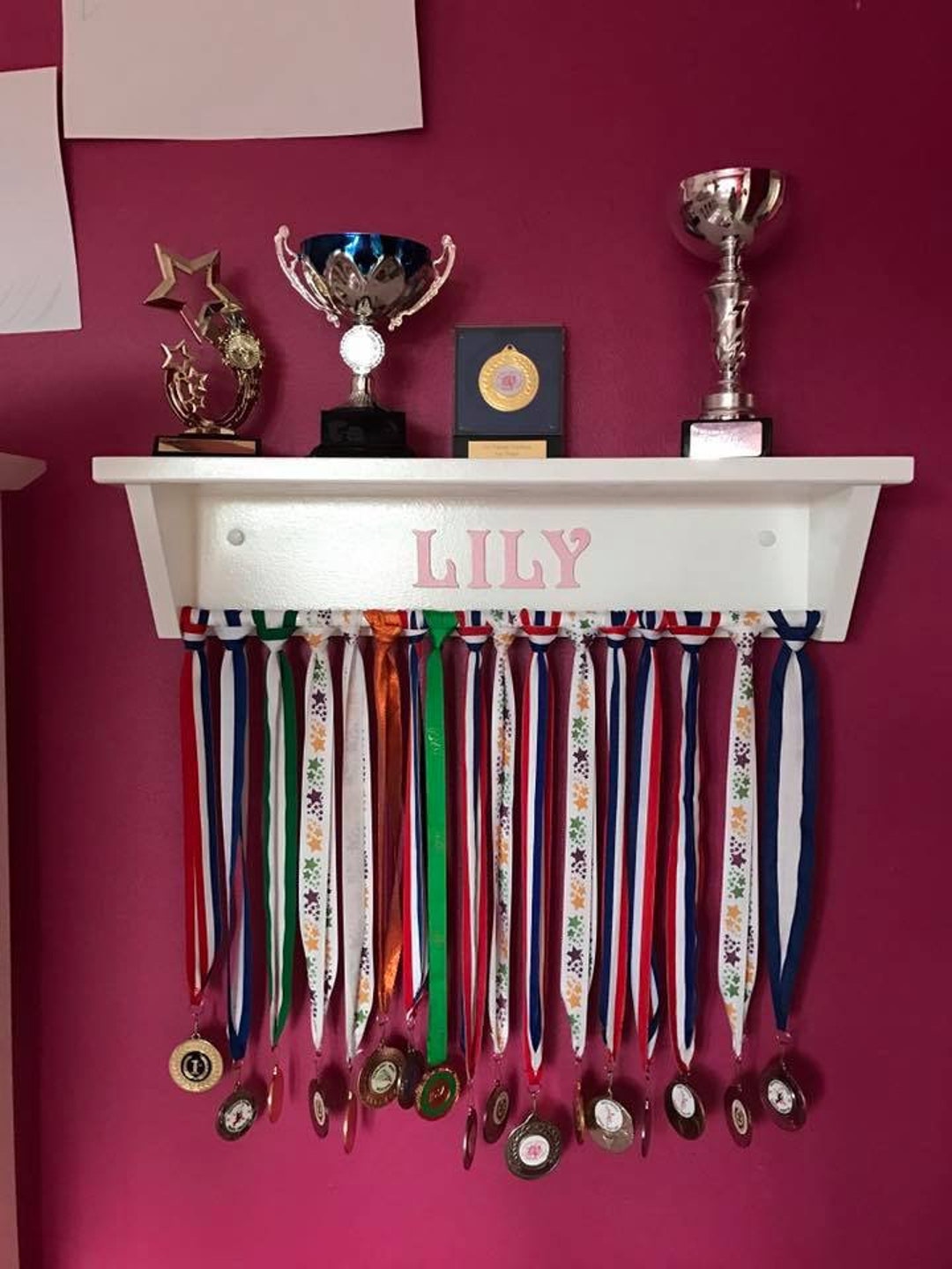 Percha para medallas, estante para trofeos y soporte de cinta para niñas,  estante de diseño simple de 3 pies con ganchos fuertes, exhibición de