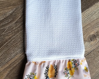 Landhausstil Rüschentücher, geblümtes Handtuch, Bienen, und karierte Handtücher