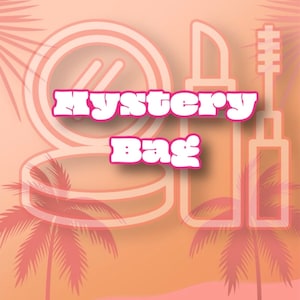 Puede incluir: Un gráfico rosa y naranja con palmeras y el texto "Mystery Bag" en una fuente retro rosa. El gráfico presenta un contorno estilizado de un compacto, un lápiz labial y una máscara de pestañas.