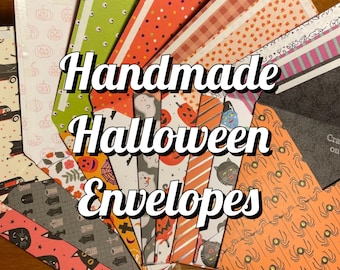 Peut inclure: Une collection d'enveloppes d'Halloween faites à la main avec divers motifs effrayants et festifs, notamment des citrouilles, des araignées, des chauves-souris et des fantômes. Les enveloppes sont réalisées en papier à motifs colorés et sont prêtes à être adressées et remplies de friandises.
