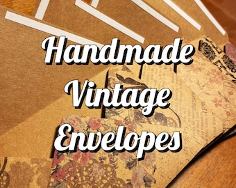 Peut inclure: Une pile d'enveloppes vintage faites à la main avec un motif floral et du papier brun. Les enveloppes sont liées ensemble avec du ruban adhésif blanc.
