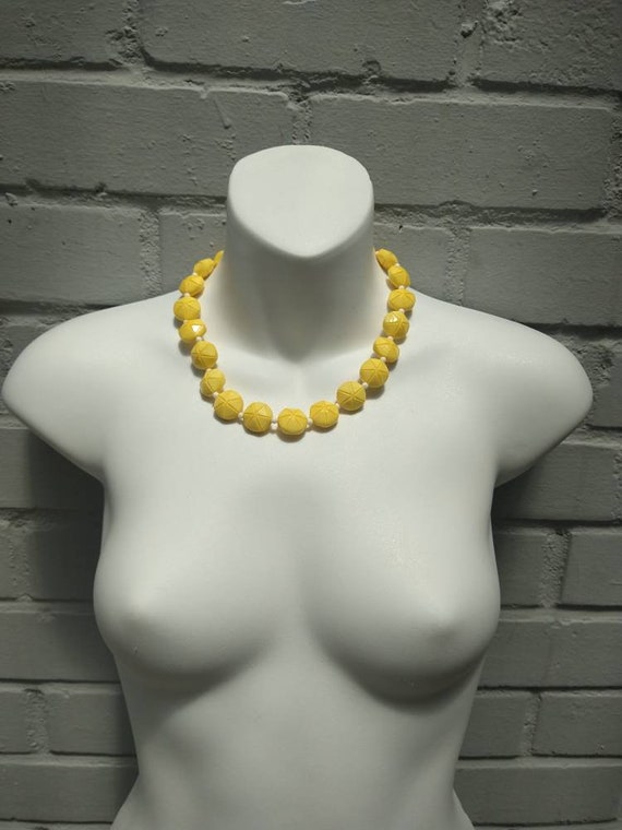 1960's pale yellow and white beaded necklace