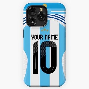 以下が含まれることがあります： サッカーユニフォームのデザインが施された、水色と白の携帯電話ケース。ケースには水色の縦縞模様と黒色の数字10が描かれています。「YOUR NAME」の文字が数字の上に印刷されています。ケースには黒色のカメラモジュールが付いています。