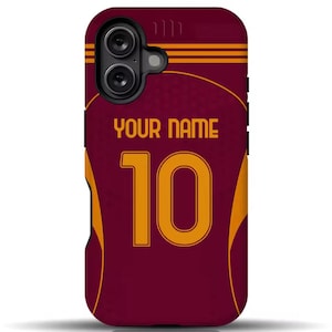 Può includere: Custodia per telefono bordeaux con design a maglia, che mostra il numero 10 in oro. Il testo "YOUR NAME" è sopra il numero. La custodia ha un ritaglio per doppia fotocamera e un design protettivo.