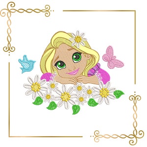 Op de afbeelding: Een geborduurd ontwerp van een blond meisje met groene ogen, dat een paarse jurk en een witte bloemenkrans draagt, haar kin rustend op een bed van witte madeliefjes met groene bladeren. Een blauwe vogel en een roze vlinder zijn ook in het ontwerp opgenomen.