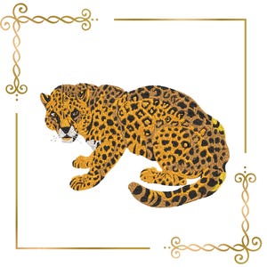 Op de afbeelding: Een geborduurde patch met een hurkende luipaard met een goudgele vacht en zwarte vlekken. Het ontwerp is omlijst door dunne gouden lijnen met decoratieve filigraanhoeken linksboven en rechtsonder, wat een gestructureerde rand creëert.