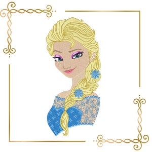 Puede incluir: Retrato bordado de una mujer con cabello rubio en una trenza, vistiendo un vestido azul con detalles de encaje. La imagen tiene un borde dorado y elementos decorativos en las esquinas. La mujer tiene ojos azules y lápiz labial rosa.