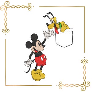 Könnte beinhalten: Mickey Mouse, eine Zeichentrickfigur, streckt die Hand nach Pluto aus, einem gelben Hund, der aus einer weißen Tasche schaut. Beide Figuren sind gestickt.