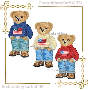 Op de afbeelding: Drie geborduurde teddyberen staan naast elkaar, elk met een blauwe spijkerbroek, bruine laarzen en een kabelgebreide coltrui met een Amerikaanse vlag. De truien zijn blauw, crème en rood van kleur. De tekst luidt EmbroideryKarfiol TM.