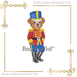 Könnte beinhalten: Ein Stickmuster eines braunen Teddybären, der als Spielzeugsoldat gekleidet ist. Der Bär trägt eine blaue Mütze mit gelbem Besatz, eine rote Jacke mit goldenen Knöpfen und Schulterklappen, eine blaue Hose und schwarze Stiefel. Text BearKarfiol.