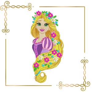 Op de afbeelding: Geborduurd ontwerp van een cartoonprinses met lang blond haar versierd met een bloemenkrans en bloemen. Ze draagt een paarse jurk met roze mouwen. Het ontwerp is omlijst met gouden decoratieve randen.