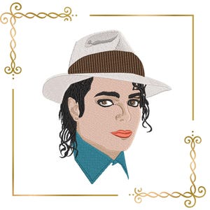 Puede incluir: Un retrato bordado de una persona con cabello oscuro y rizado que lleva un sombrero fedora blanco con una banda marrón y una camisa de cuello color verde azulado. El diseño está enmarcado por un borde dorado con adornos en las esquinas.