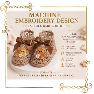 Può includere: Un paio di scarpine per neonati in pizzo color marrone chiaro con un fiocco in raso marrone e un orsetto ricamato che tiene un fiore. Il testo recita MACHINE EMBROIDERY DESIGN, FSL LACE BABY BOOTIES, DIGITAL DOWNLOAD ONLY, FITS HOOP 130x180 mm, FINISHED SHOE SIZE 119x85 mm, FSL LACE DESIGN, INSTANT DOWNLOAD e FORMATS PES, DST, EXP, HUS, JEF, VIP, VP3, XXX.