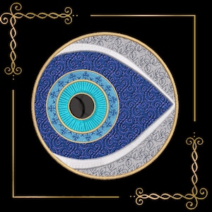 Puede incluir: Un parche bordado circular con un diseño estilizado de ojo turco. El centro es una pupila negra rodeada por anillos concéntricos de color turquesa brillante, azul oscuro con patrones de remolinos y un borde blanco con filigrana gris.