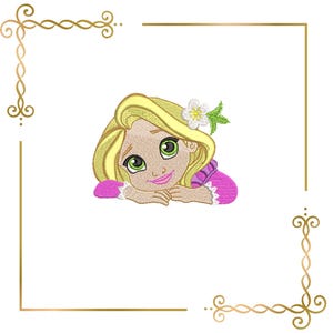 Peut inclure: Un motif de broderie représentant un personnage de dessin animé aux longs cheveux blonds, aux grands yeux verts et portant un haut rose. Le personnage a une petite fleur blanche dans les cheveux et pose son menton sur ses mains. Cadre doré.