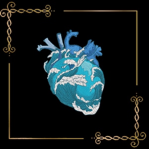 Könnte beinhalten: Ein blaues gesticktes Herz mit Wellenmuster auf schwarzem Hintergrund.