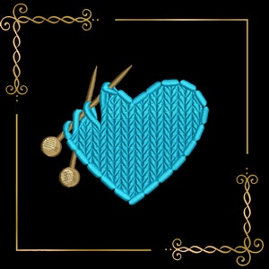 Pode incluir: Um desenho de tricô em forma de coração azul-turquesa com agulhas de tricô de madeira. O desenho está em um fundo preto com elementos decorativos dourados nos cantos. O coração de tricô está sendo feito.