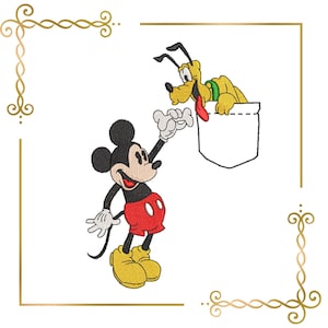 Könnte beinhalten: Ein Stickmuster mit Mickey Maus in roten Shorts und gelben Schuhen, die nach einer weißen Tasche greift, aus der der Hund Pluto herausschaut. Das Design ist von goldenen dekorativen Eckverzierungen auf weißem Hintergrund umrahmt.