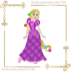 Pode incluir: Design bordado de uma princesa de desenho animado em um vestido roxo com padrões florais. A princesa tem longos cabelos loiros adornados com flores coloridas e olhos verdes. O design é emoldurado com bordas decorativas douradas e o texto "EmbroideryKarfiol TM".