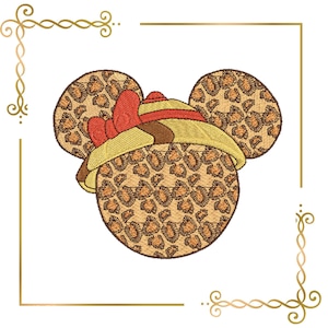 Pode incluir: Um design bordado com uma forma de cabeça circular e duas orelhas redondas, tudo coberto com um padrão de leopardo castanho e bege. Um chapéu de safari amarelo com um laço vermelho assenta no topo da cabeça, emoldurado por detalhes dourados.