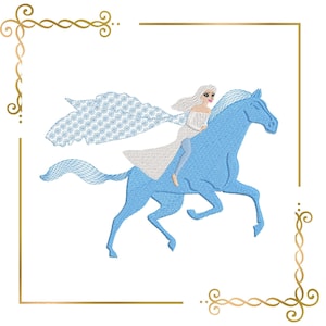 Può includere: Un disegno ricamato raffigurante una donna a cavallo di un cavallo azzurro. La donna indossa un abito bianco e ha lunghi capelli bianchi. Un mantello azzurro sventola dietro di lei. Il disegno è incorniciato da un bordo dorato con elementi angolari decorativi.