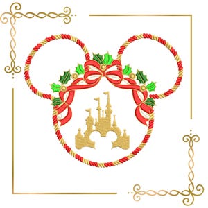 Könnte beinhalten: Ein Stickmuster mit einer Mickey-Maus-Kopf-Silhouette, die von einem rot-goldenen gedrehten Seil umrandet ist. Eine rote Schleife und grüne Stechpalmenblätter verzieren den oberen Teil. Eine goldene Schloss-Silhouette ist mittig platziert.