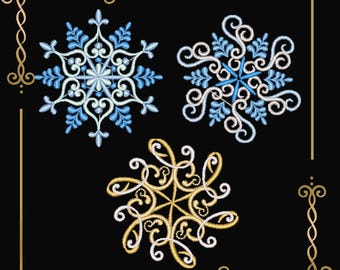 Op de afbeelding: Drie geborduurde sneeuwvlokontwerpen op een zwarte achtergrond. Twee sneeuwvlokken bevatten lichtblauw en wit garen, terwijl de derde goud en wit is. De tekst EmbroideryKarfiol TM staat er tweemaal op, omlijst door gouden hoekranden.